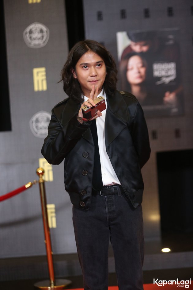 8 Photos of Iqbaal Ramadhan on the Red Carpet of FFI 2021, Still Charming with Longer Hair