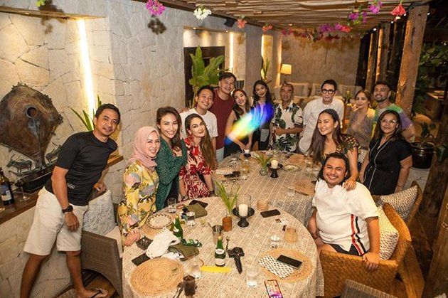 8 Photos of Togetherness of Gisella Anastasia, Ayu Dewi, Luna Maya, Nagita Slavina, and Raffi Ahmad, All on Vacation in Sumba