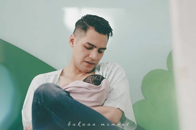 8 Photos of Jonas Rivanno and Baby Chloe's Togetherness that Melts Asmirandah's Heart, Daughter Close to Her Father