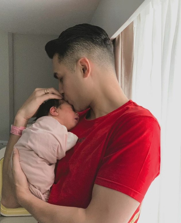 8 Photos of Jonas Rivanno and Baby Chloe's Togetherness that Melts Asmirandah's Heart, Daughter Close to Her Father