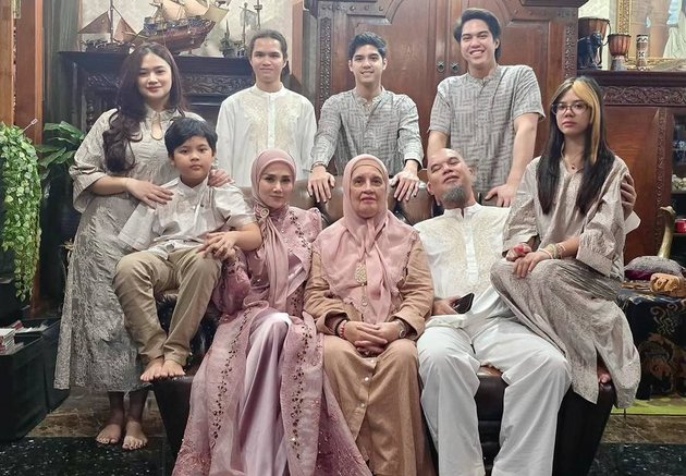 8 Photos of Mulan Jameela & Ahmad Dhani Celebrating Eid with their Extended Family
