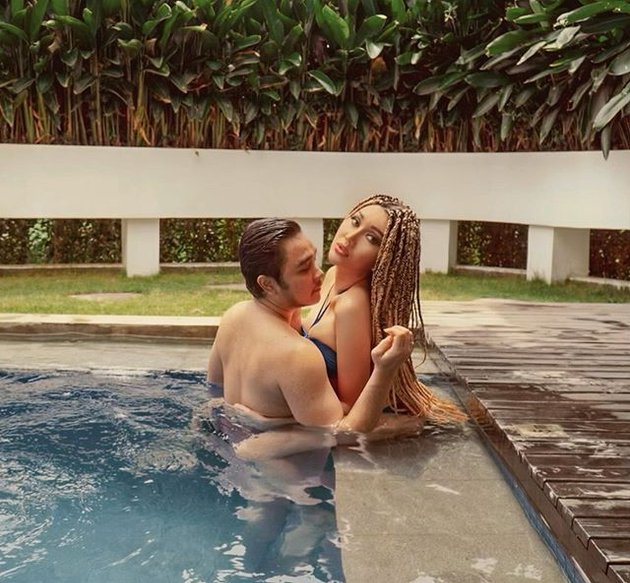 8 Photos of Lucinta Luna & Abash During Vacation in Bali, Intimate Poses - Swimming Pool Strip