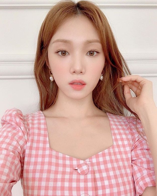 8 Beautiful and Rare Photos of Lee Sung Kyung's Gorgeous Eyes in Korea!