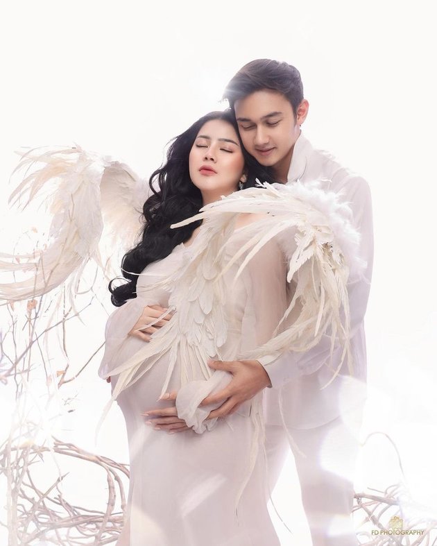 8 Maternity Photos of Felicya Angelista with Caesar Hito, Looking Beautiful Like a Winged Angel - 2 Months Until Giving Birth