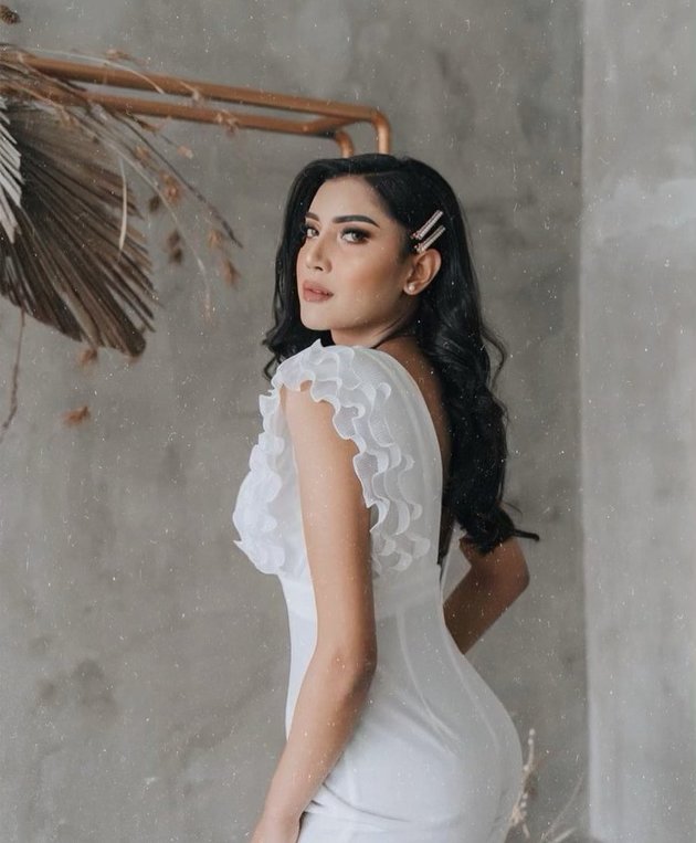 8 Stunning Photos of Millendaru, Beautiful in All-White Outfits
