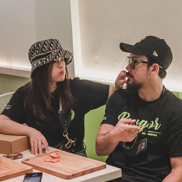 8 Intimate Photos of Denny Sumargo & Olivia that Are Currently in the Spotlight Because of His Principle of Loving His Wife More than His Children
