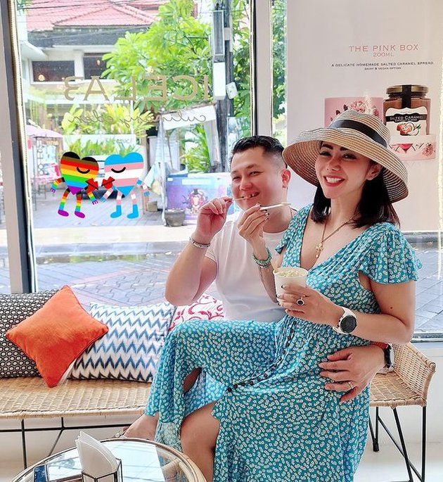 8 Intimate Photos of Femmy Permatasari and Her Husband that Caught Attention, Romantic Dinners to Affectionate Cuddles