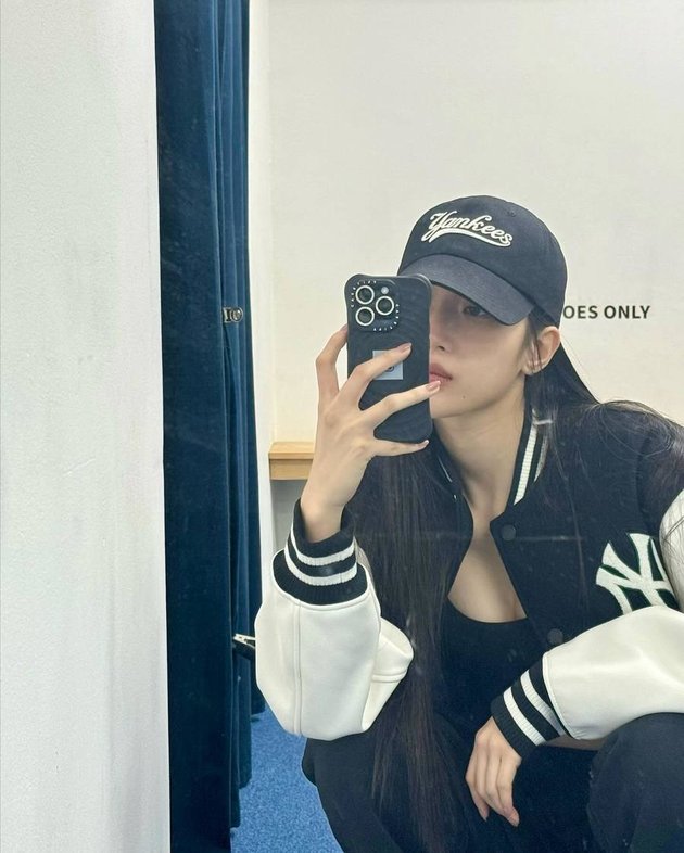 8 Beautiful Mirror Selfie Photos of Moon Ga Young, Always Stunning No Matter the Style