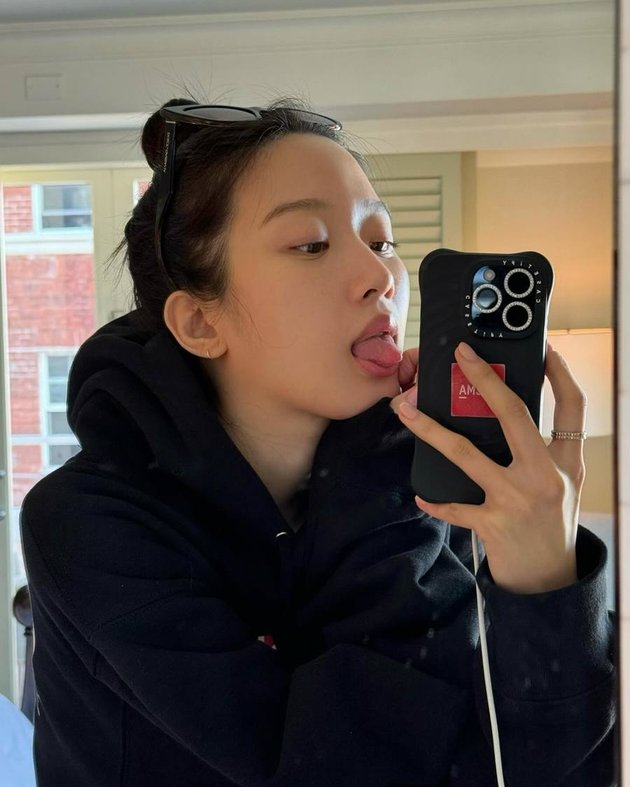 8 Beautiful Mirror Selfie Photos of Moon Ga Young, Always Stunning No Matter the Style