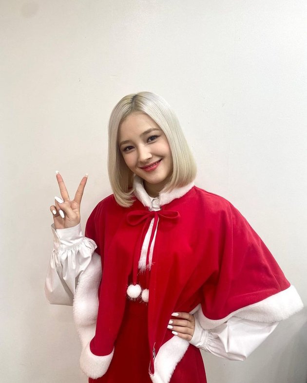8 Photos of Nancy MOMOLAND with Blonde Hair, Like a Living Barbie