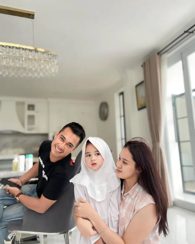 Foto Nichole Zalya Anak Pertama Eza Gionino