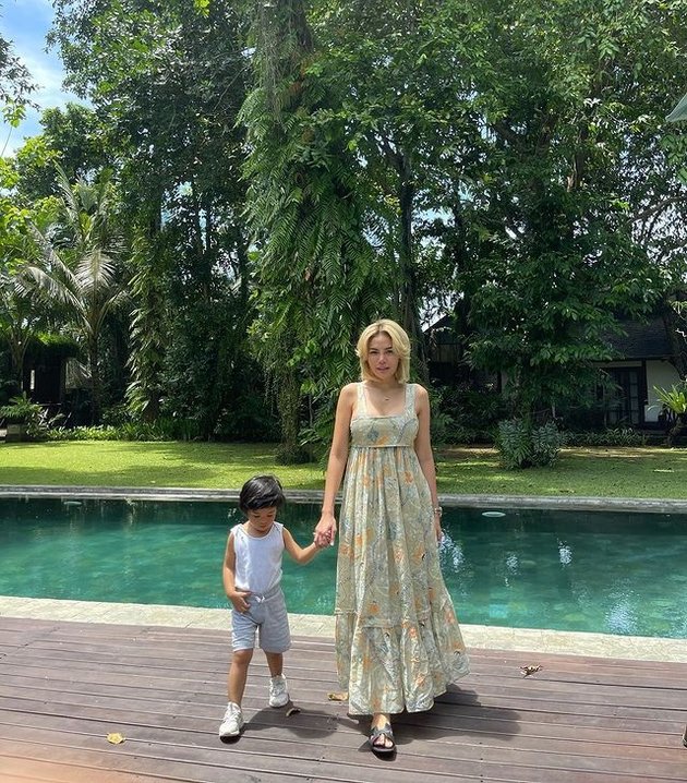 8 Photos of Nikita Mirzani Wearing Bikini Top and Hot Pants During Vacation in Bali, Hot Mama Shows Body Goals
