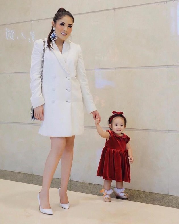 8 Photos of Nindy Ayunda Wearing Couple Outfits with Her Daughter, Their Cuteness is Adorable!
