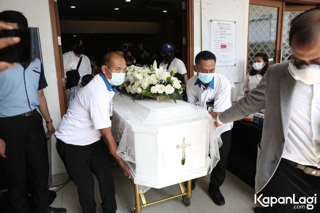Jenazah Raditya Oloan suami Joanna Alexandra tiba di pemakaman San Diego Hills Karawang pada pukul 12.00 WIB.