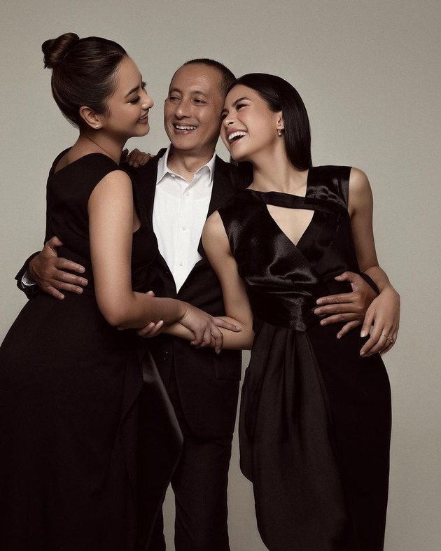 8 Family Photoshoots of Maudy Ayunda, All Good Looking Children and In-Laws - Netizens: Definition of Family Goals