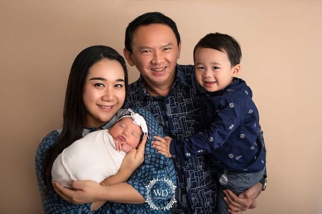 Ahok dan Puput Nastiti tengah menikmati kebahagiaan mereka setelah kelahiran Baby Sarah. Baru-baru ini mereka pun menjalani sesi foto keluarga berempat.