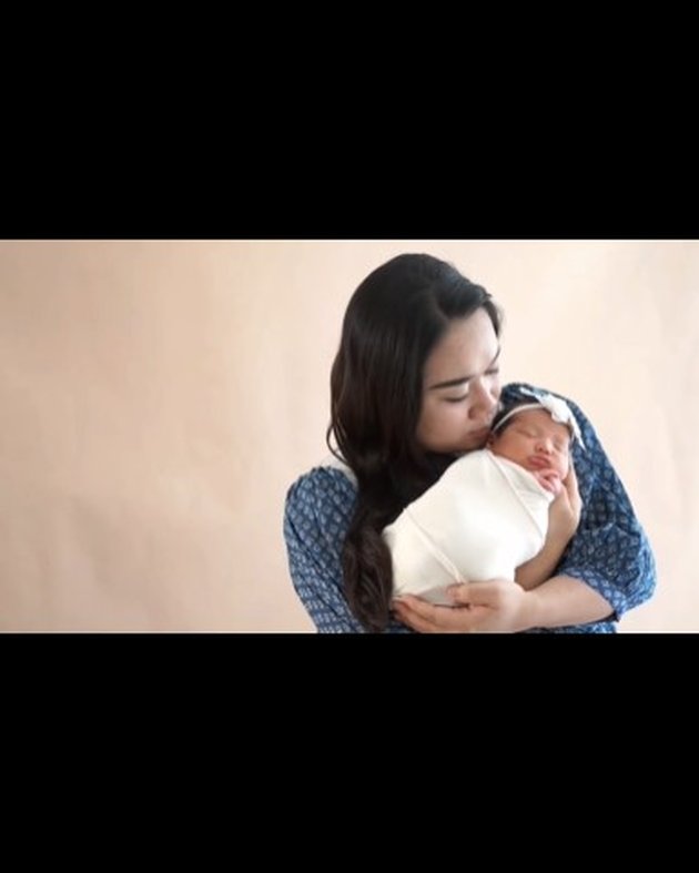 8 Latest Photoshoot of Ahok and Puput Nastiti's Family, Yosafat and Baby Sarah's Cuteness Caught Attention