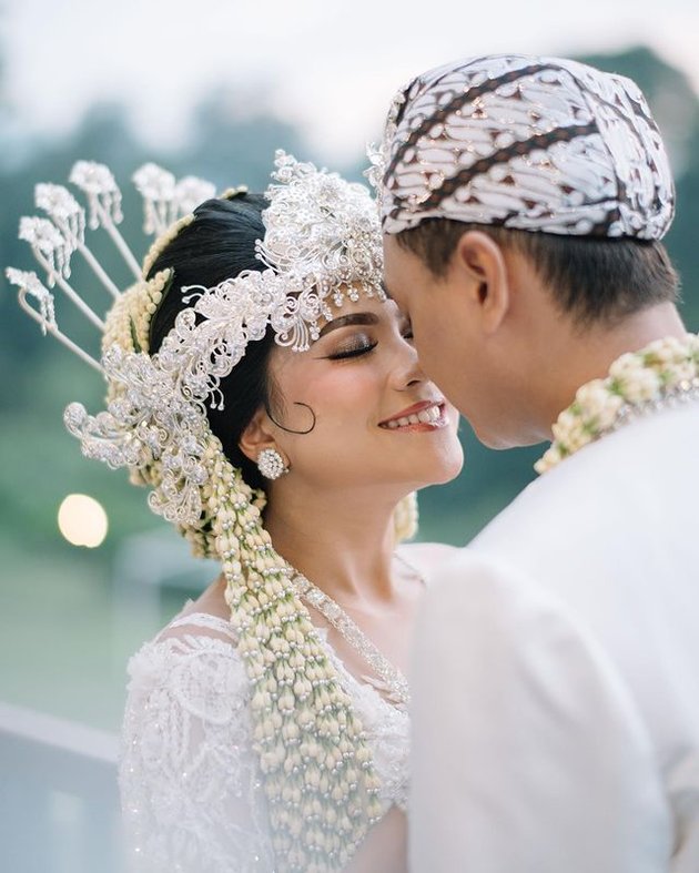 Kabar bahagia datang dari selebgram sekaligus beauty vlogger Hanum Mega. Pada tanggal 28 Maret 2021, ia akhirnya resmi menikah dengan pria bernama Herlambang.