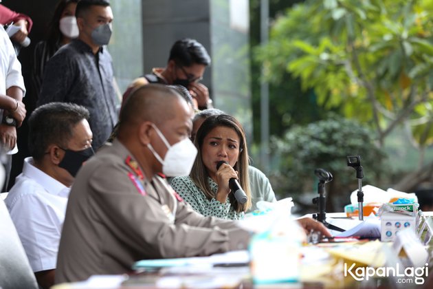 8 Photos of Nirina Zubir's Press Conference on the Case of Family Asset Embezzlement, Marked by Tears - Sharp Glances of the Famous ART Are Highlighted