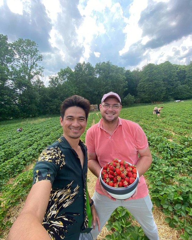 8 Romantic Photos of Ragil Mahardika and Her Husband Picking Strawberries, Already Together for 9 Years Despite Controversy