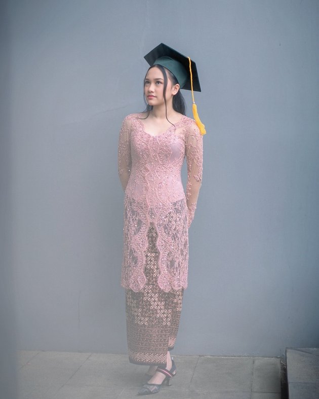 8 Photos of Samarra, Masayu Anastasia and Lembu's Daughter, Graduating from Junior High School, Beautifully Wearing a Pink Kebaya
