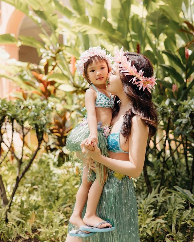 8 Photoshoot Session of Shandy Aulia and Claire at a Luxury Hotel in Hawaii, Mother and Daughter Look Beautiful Together