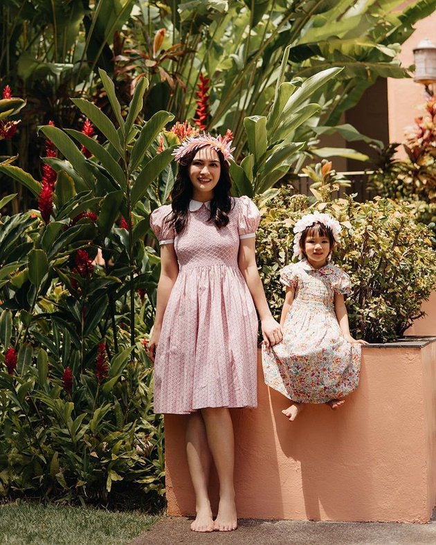 8 Photoshoot Session of Shandy Aulia and Claire at a Luxury Hotel in Hawaii, Mother and Daughter Look Beautiful Together