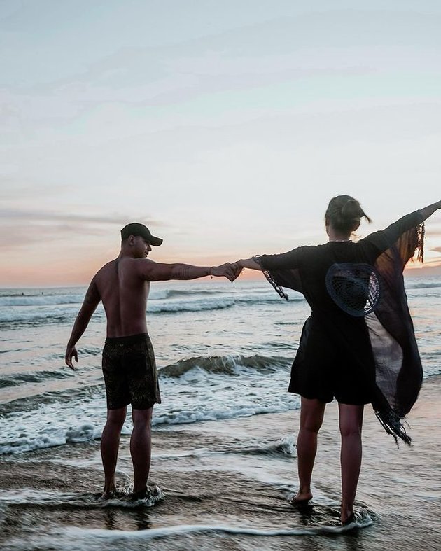 8 Photos of Siti Badriah and Krisjiana Showing Affection on Bali Beach, Romantic Like Honeymoon