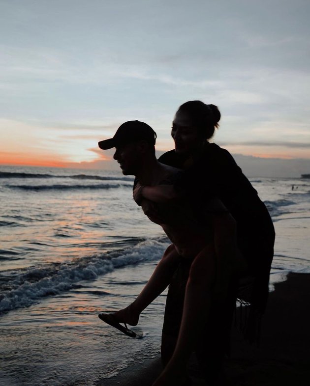 8 Photos of Siti Badriah and Krisjiana Showing Affection on Bali Beach, Romantic Like Honeymoon