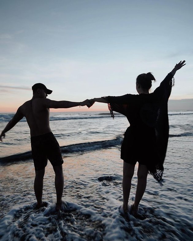 8 Photos of Siti Badriah and Krisjiana Showing Affection on Bali Beach, Romantic Like Honeymoon