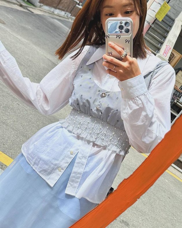 8 Stylish Street Style Photos of Lee Si Young, Still Looking Like a Girl at the Age of 42