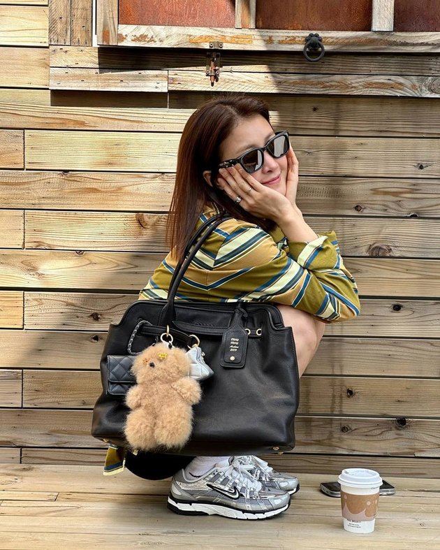 8 Stylish Street Style Photos of Lee Si Young, Still Looking Like a Girl at the Age of 42
