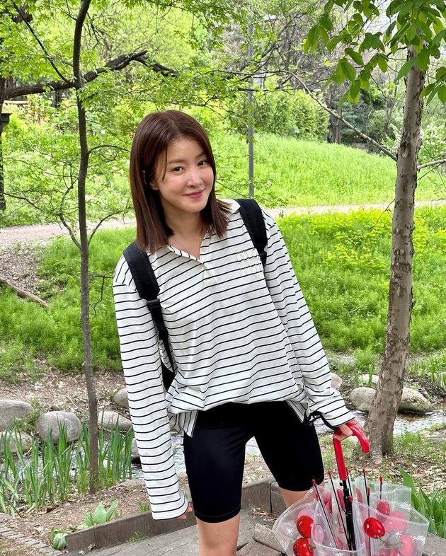 8 Stylish Street Style Photos of Lee Si Young, Still Looking Like a Girl at the Age of 42