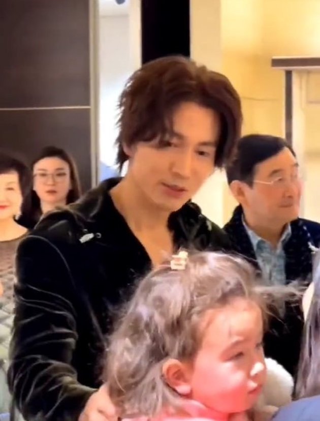 8 Latest Photos of Jerry Yan at Fashion Event, Taomingse-style Hair and Cute Moments Teasing Children