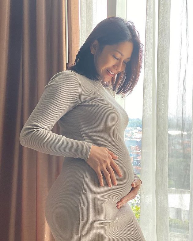 8 Latest Photos of Tata Janeeta with an Increasingly Large Baby Bump at 5 Months Pregnant