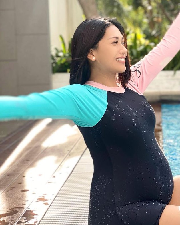 8 Latest Photos of Tata Janeeta with an Increasingly Large Baby Bump at 5 Months Pregnant