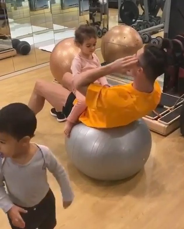 8 Hot Daddy Cristiano Ronaldo's Handsome Styles When Taking Care of Children: Bathing Together - Exercising While Taking Care of Babies