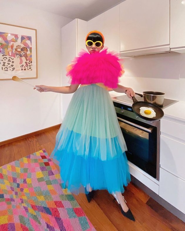 8 Quirky Styles of Celebrities When Doing Household Chores, Some Wear Colorful Dresses to Stage Costumes