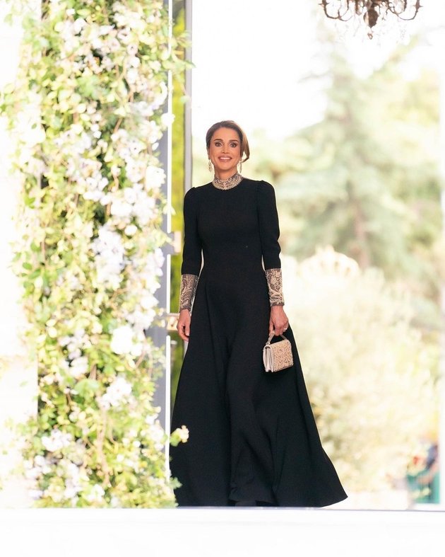 8 Styles of Queen Rania at Her Son, the Crown Prince of Jordan's Wedding, Her Beauty is No Less than the Daughter-in-Law's