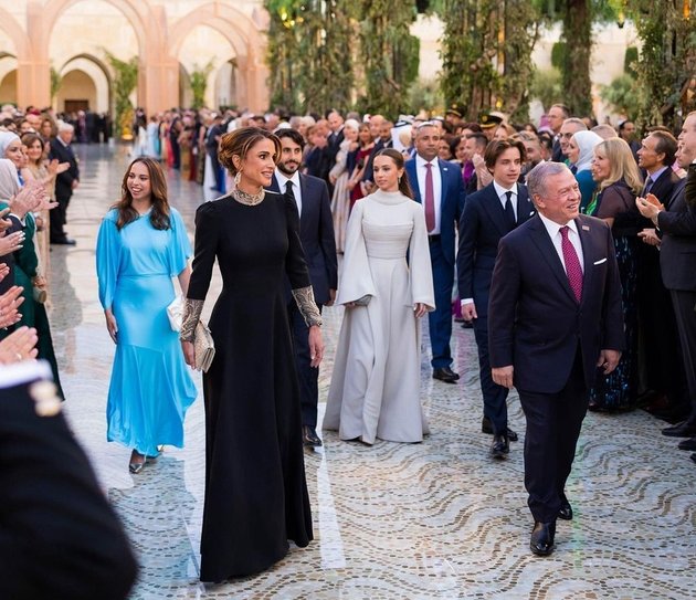 8 Styles of Queen Rania at Her Son, the Crown Prince of Jordan's Wedding, Her Beauty is No Less than the Daughter-in-Law's