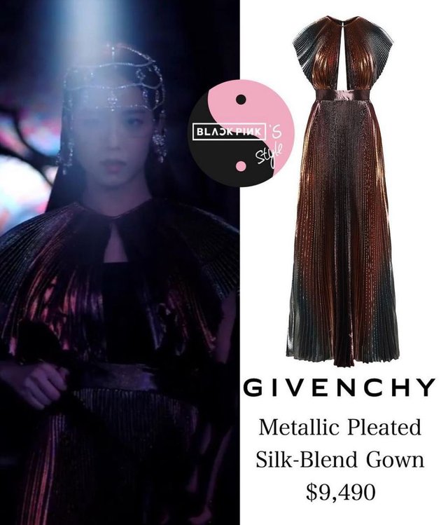 Gaun yang dikenakan oleh Jisoo ini rupanya adalah produk dari Givenchy. Harganya sekitar 134 jutaan.