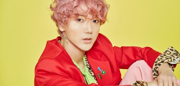 Yesung Super Junior pernah mengubah warna rambutnya menjadi bermacam-macam warna, namun warna pink ini cocok juga loh, membuat dirinya tampak fresh.