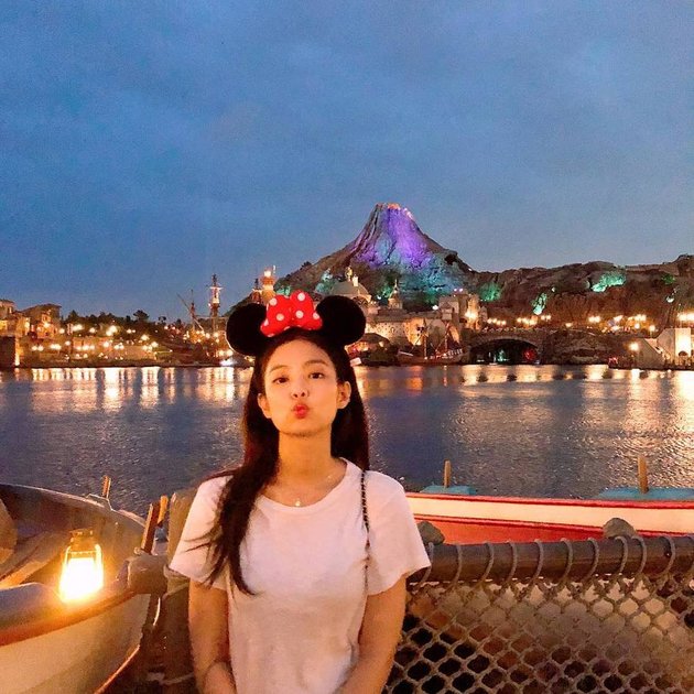 8 K-Pop Idols Who Fell in Love with Disneyland, the Happiest Place on Earth