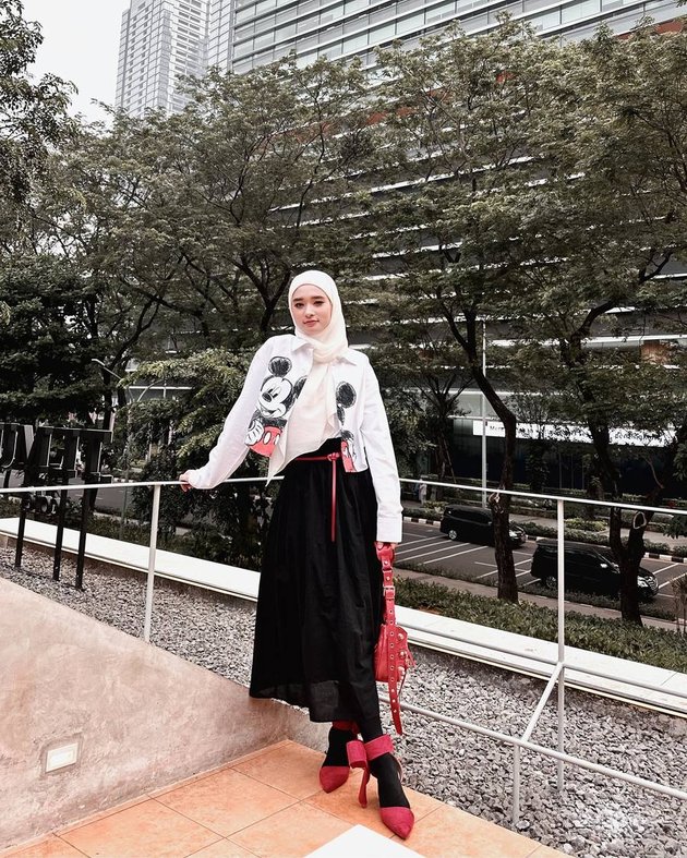 8 Photos of Inara Rusli Watching a Concert with Friends, Netizens Remind Her to Choose Non-Hijab Circle Carefully