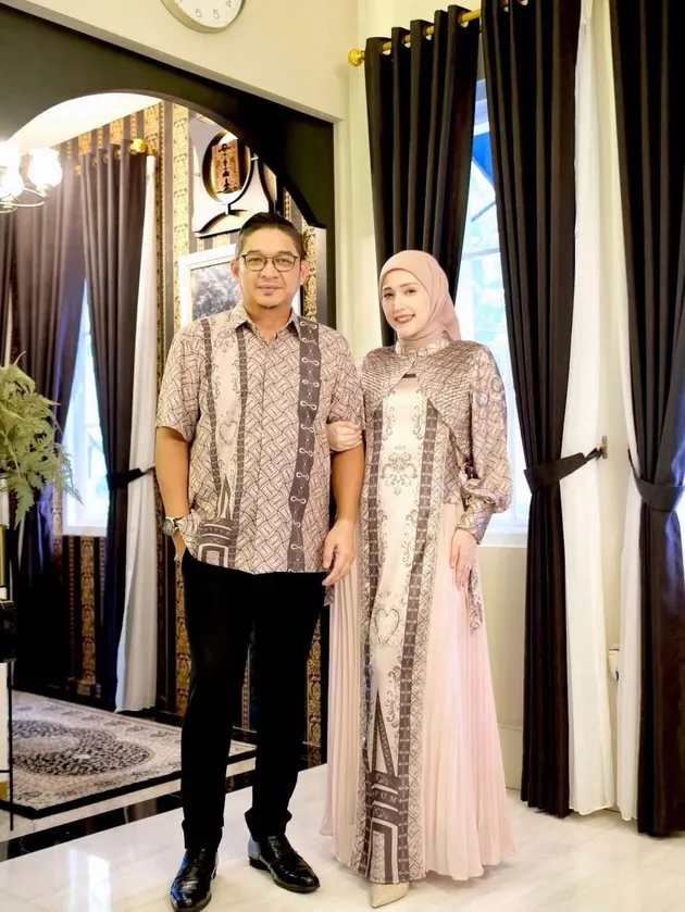 Baju lebaran sarimbit artis Adelia Wilhelmina dan Pasha Ungu