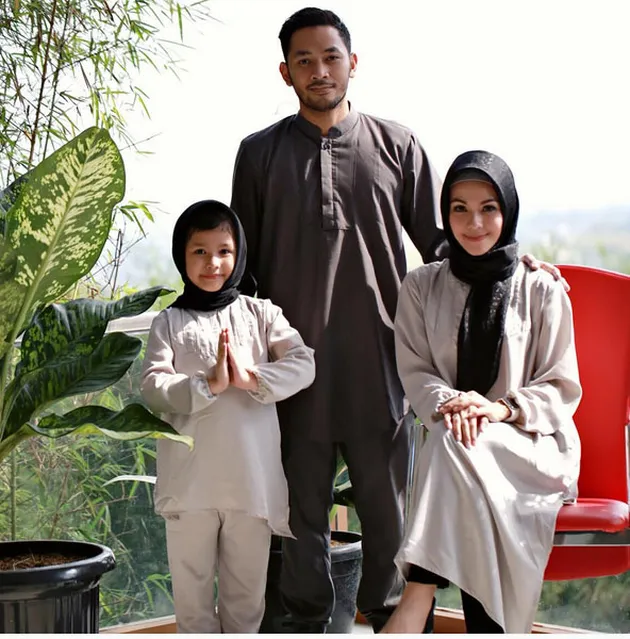 Kalau bicara istri cantik, jangan lupakan Metha Yuna pasangan Uki NOAH. Kini pernikahan mereka sudah berjalan 7 tahun.
