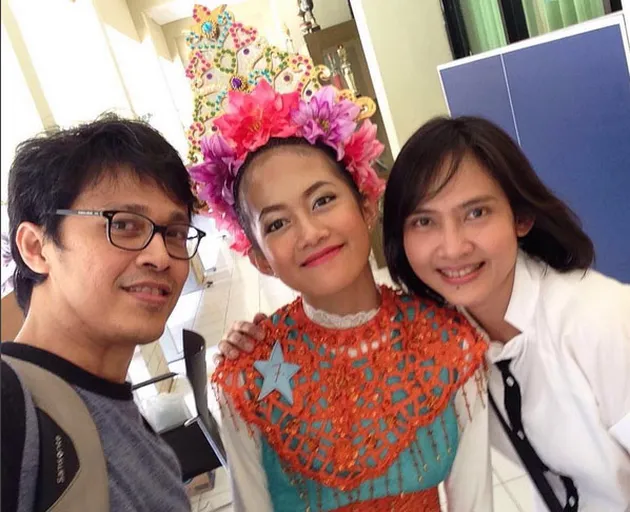 Lihat tuh betapa cantiknya wanita yang ada di bagian kanan, itu adalah istri dari gitaris jazz kenamaan tanah air, Tohpati.