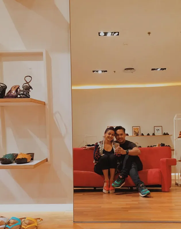 Ernest, mantan gitaris Cokelat kini sedang berbahagia dengan Nirina Zubir yang dinikahinya sejak 2009 silam.