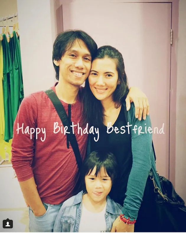 Gitaris Sheila on 7, Eross Candra kini sedang berbahagia dengan istri cantiknya, Sarah. Lihatlah betapa bahagianya keluarga kecil mereka.