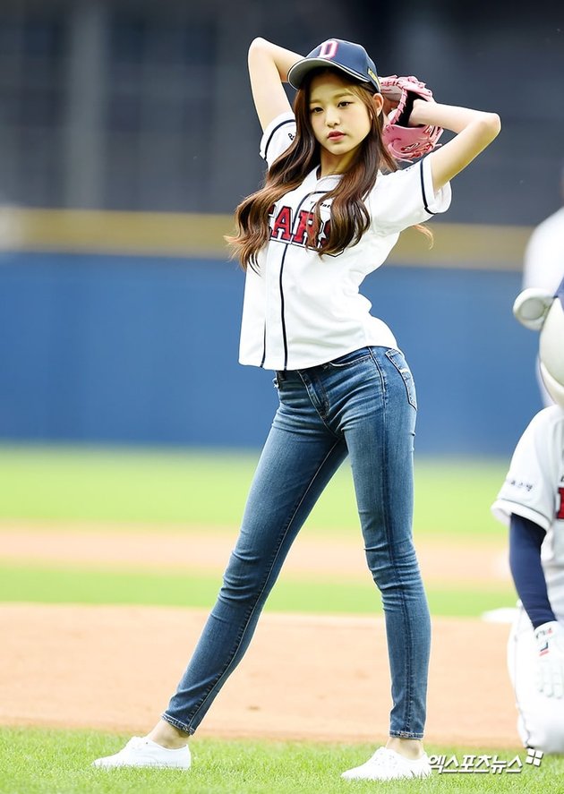 8 K-Pop Female Idols Who Look Best in Jeans, Jisoo BLACKPINK - Chaeyeon DIA